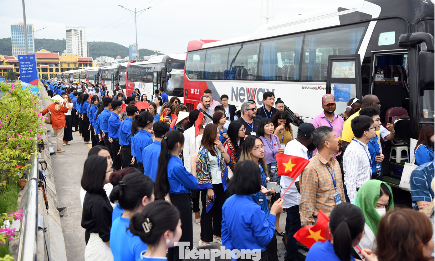 Đoàn đại biểu tham gia hoạt động tham quan tại Quảng Ninh.