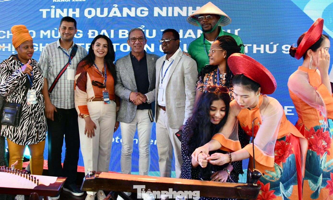 Các đại biểu trải nghiệm chơi đàn bầu - nhạc cụ dân tộc Việt Nam ngay trong hành trình tham quan.