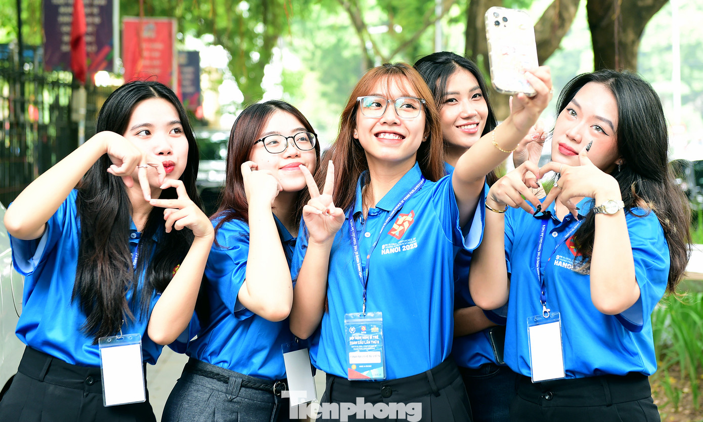 Đồng phục của các tình nguyện viên, liên lạc viên nổi bật với logo của Hội nghị. Logo được thiết kế riêng, nổi bật với 5 chữ "Y" (tượng trưng cho giới trẻ - từ Youth trong tiếng Anh), đại diện các đại biểu từ 5 châu lục. Việt Nam với tư cách nước chủ nhà, được đặt ở vị trí trung tâm với màu đỏ vàng và ngôi sao 5 cánh. Ảnh: Xuân Tùng Đồng phục của các tình nguyện viên, liên lạc viên nổi bật với logo của Hội nghị. Logo được thiết kế riêng, nổi bật với 5 chữ "Y" (tượng trưng cho giới trẻ - từ Youth trong tiếng Anh), đại diện các đại biểu từ 5 châu lục. Việt Nam với tư cách nước chủ nhà, được đặt ở vị trí trung tâm với màu đỏ vàng và ngôi sao 5 cánh. Ảnh: Xuân Tùng