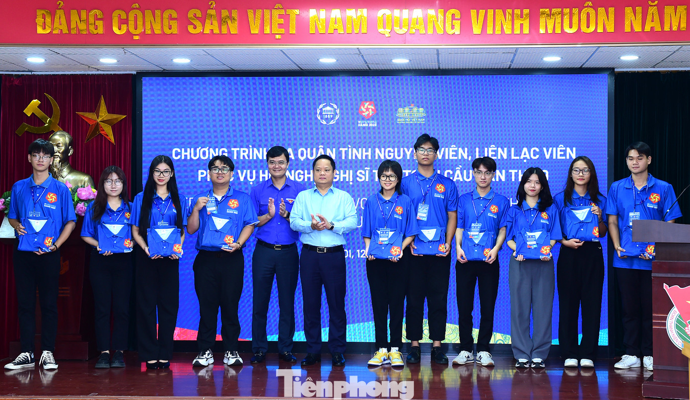 Bí thư thứ nhất T.Ư Đoàn Bùi Quang Huy và Phó Chủ nhiệm Văn phòng Quốc hội Vũ Minh Tuấn trao tặng áo đồng phục, thẻ sự kiện… cho các liên lạc viên, tình nguyện viên. Ảnh: Xuân Tùng Bí thư thứ nhất T.Ư Đoàn Bùi Quang Huy và Phó Chủ nhiệm Văn phòng Quốc hội Vũ Minh Tuấn trao tặng áo đồng phục, thẻ sự kiện… cho các liên lạc viên, tình nguyện viên. Ảnh: Xuân Tùng