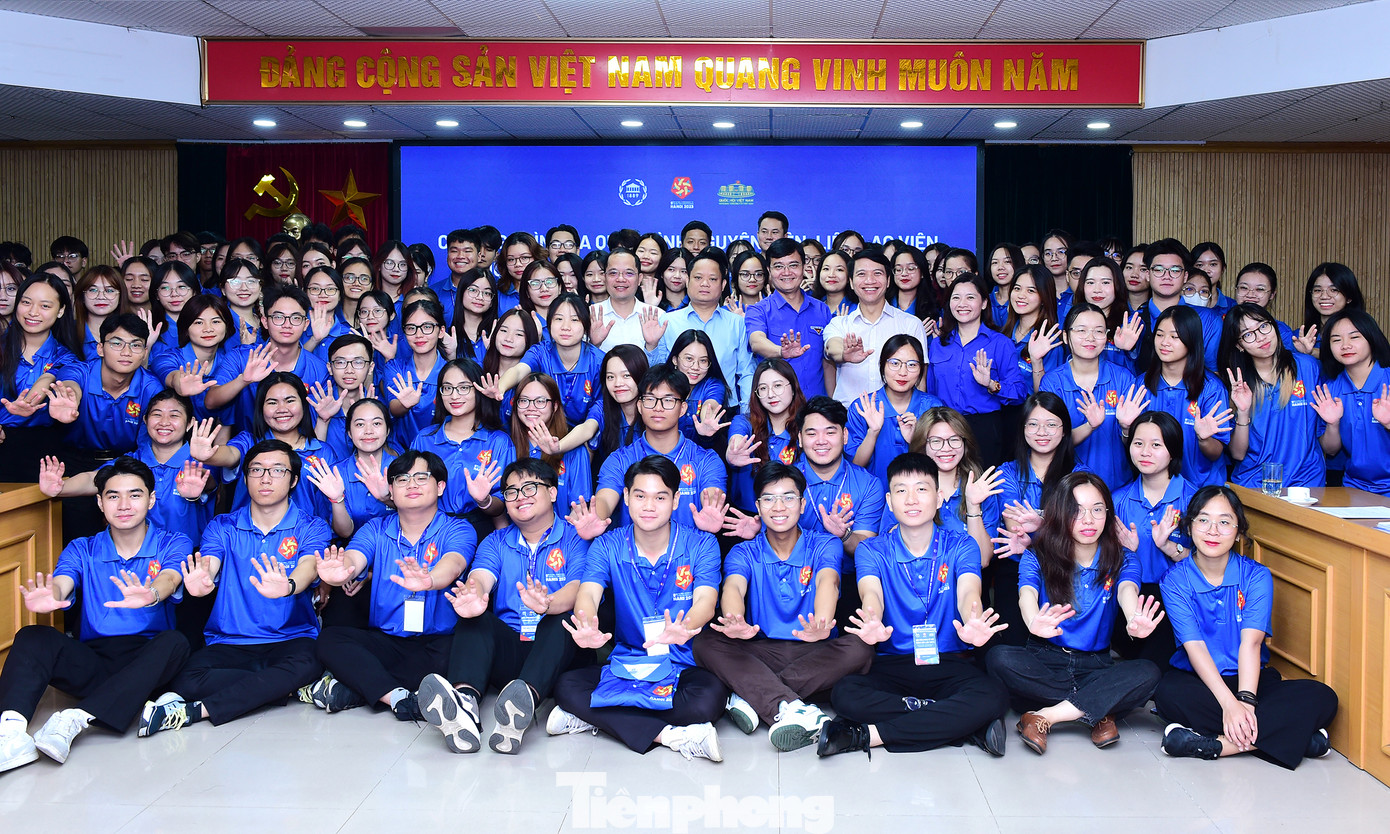 Bí thư thứ nhất T.Ư Đoàn Bùi Quang Huy và các tình nguyện viên, liên lạc viên trong chương trình ra quân. Ảnh: Xuân Tùng Bí thư thứ nhất T.Ư Đoàn Bùi Quang Huy và các tình nguyện viên, liên lạc viên trong chương trình ra quân. Ảnh: Xuân Tùng