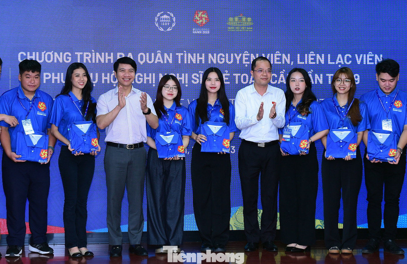 Bí thư thường trực T.Ư Đoàn Nguyễn Ngọc Lương và Phó chủ nhiệm Ủy ban Văn hóa, Giáo dục của Quốc hội, Phó Chủ tịch thường trực Nhóm đại biểu Quốc hội trẻ Đinh Công Sỹ trao tặng áo đồng phục, thẻ sự kiện… cho các liên lạc viên, tình nguyện viên. Ảnh: Xuân Tùng Bí thư thường trực T.Ư Đoàn Nguyễn Ngọc Lương và Phó chủ nhiệm Ủy ban Văn hóa, Giáo dục của Quốc hội, Phó Chủ tịch thường trực Nhóm đại biểu Quốc hội trẻ Đinh Công Sỹ trao tặng áo đồng phục, thẻ sự kiện… cho các liên lạc viên, tình nguyện viên. Ảnh: Xuân Tùng