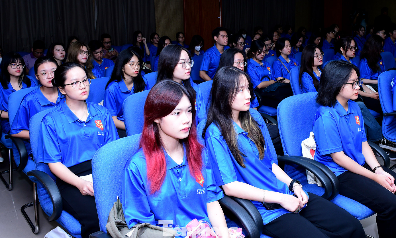 Các tình nguyện viên, liên lạc viên phục vụ Hội nghị Nghị sĩ trẻ toàn cầu lần thứ 9 tại chương trình ra quân. Ảnh: Xuân Tùng Các tình nguyện viên, liên lạc viên phục vụ Hội nghị Nghị sĩ trẻ toàn cầu lần thứ 9 tại chương trình ra quân. Ảnh: Xuân Tùng