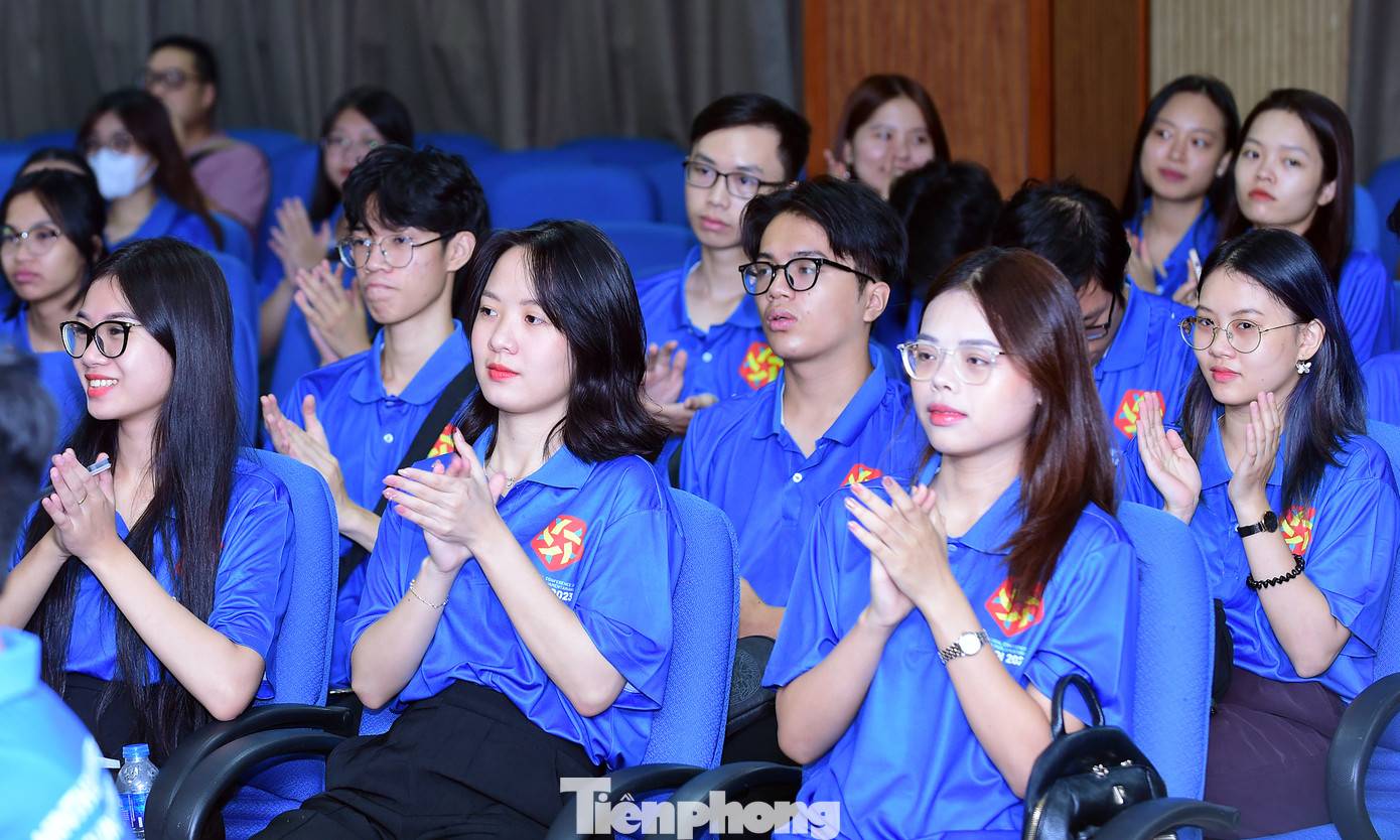 Các tình nguyện viên, liên lạc viên phục vụ Hội nghị Nghị sĩ trẻ toàn cầu lần thứ 9 tại chương trình ra quân. Ảnh: Xuân Tùng Các tình nguyện viên, liên lạc viên phục vụ Hội nghị Nghị sĩ trẻ toàn cầu lần thứ 9 tại chương trình ra quân. Ảnh: Xuân Tùng