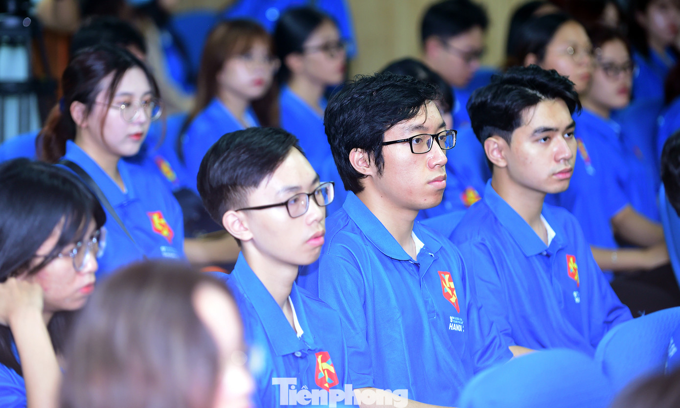 Các tình nguyện viên, liên lạc viên phục vụ Hội nghị Nghị sĩ trẻ toàn cầu lần thứ 9 tại chương trình ra quân. Ảnh: Xuân Tùng Các tình nguyện viên, liên lạc viên phục vụ Hội nghị Nghị sĩ trẻ toàn cầu lần thứ 9 tại chương trình ra quân. Ảnh: Xuân Tùng