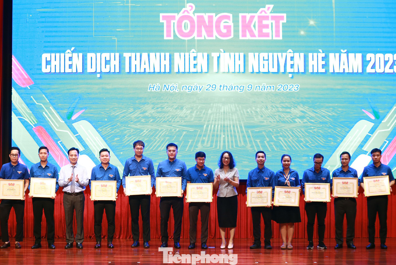 Ông Lại Xuân Lâm và Hà Thị Trang trao khen thưởng tại chương trình. Ảnh: Vương Bảo Anh