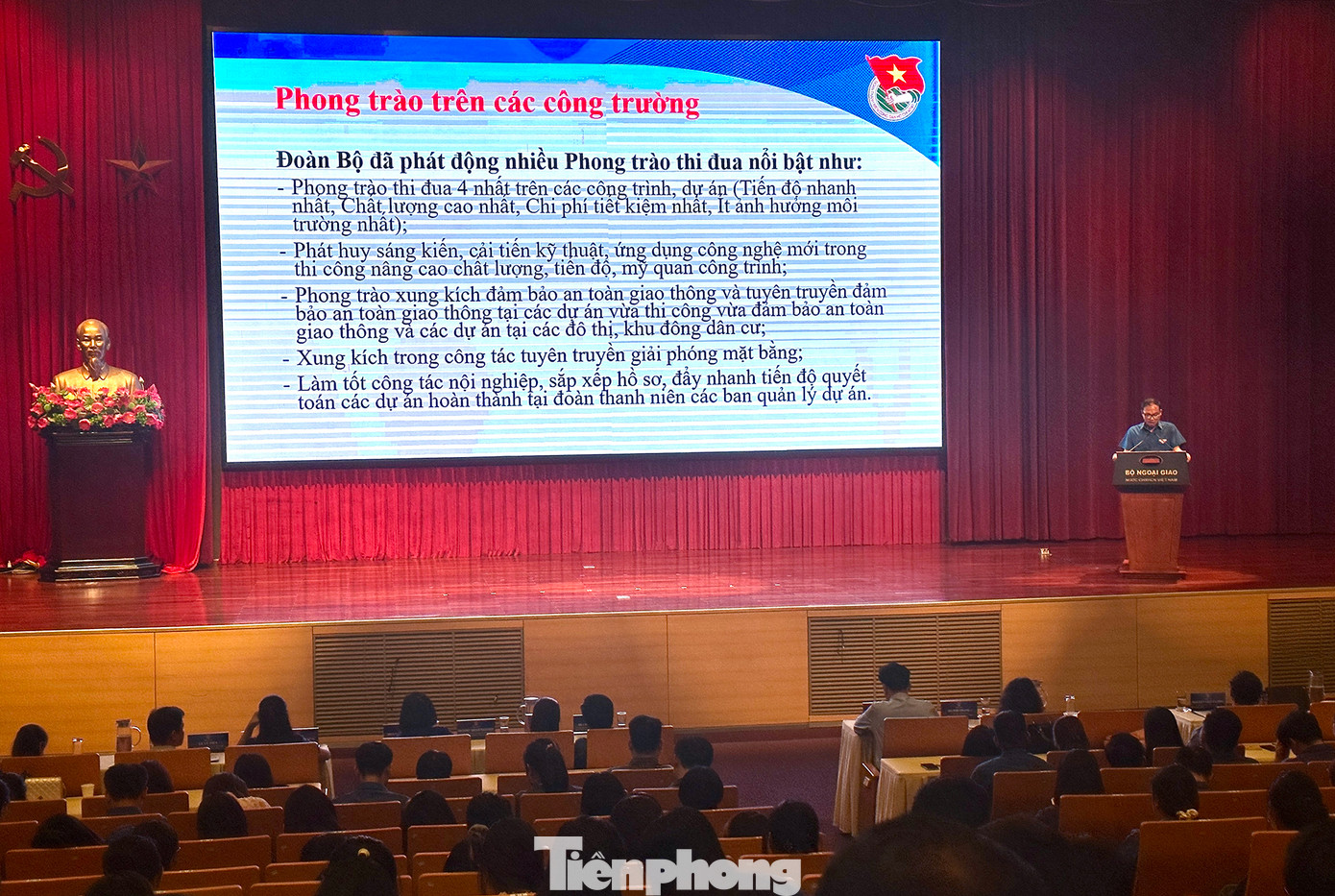 Đại diện Đoàn Bộ Giao thông vận tải chia sẻ những kết quả đạt được trong việc gắn hoạt động tình nguyện với chuyên môn, nghiệp vụ tại đơn vị. Ảnh: Xuân Tùng