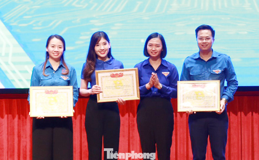 Chị Hoàng Hồng Diệu trao khen thưởng tại chương trình. Ảnh: Vương Bảo Anh