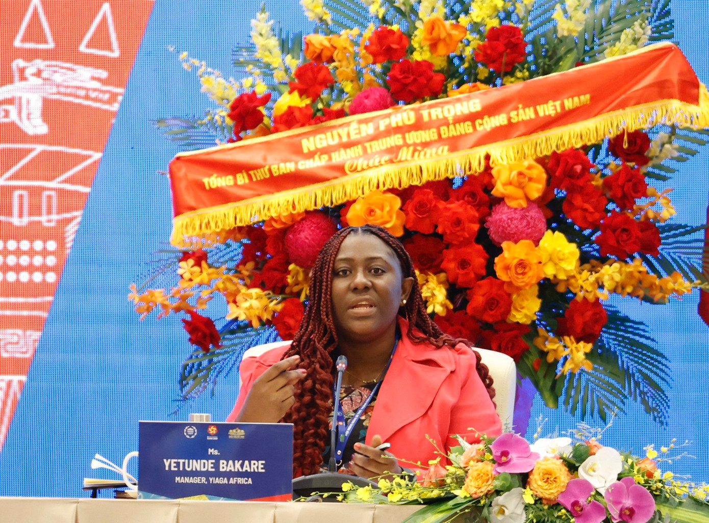 Bà Yetunde Bakare trao đổi tại phiên thảo luận.