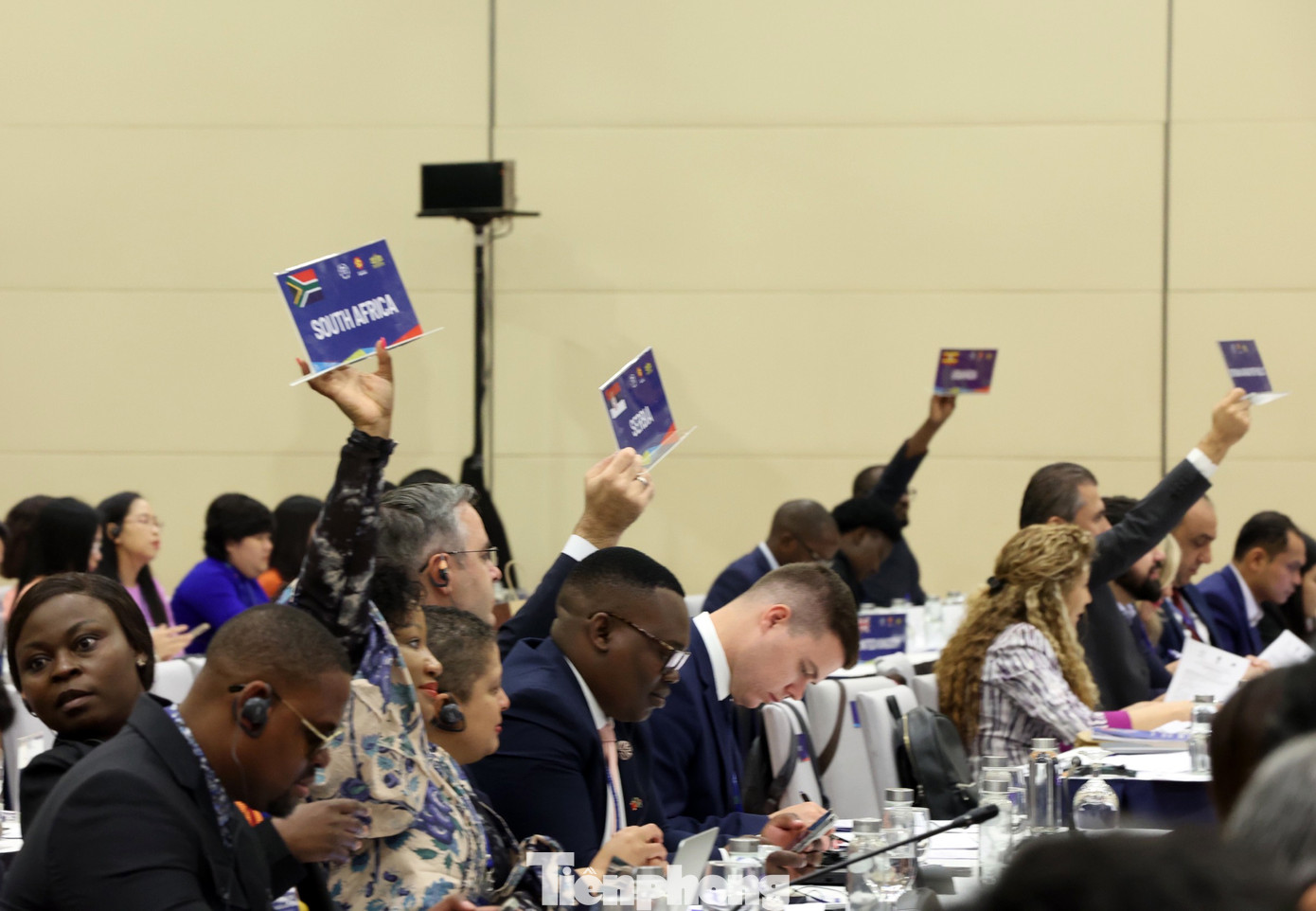 Đại biểu các nước đăng ký trao đổi ý kiến tại phiên thảo luận.