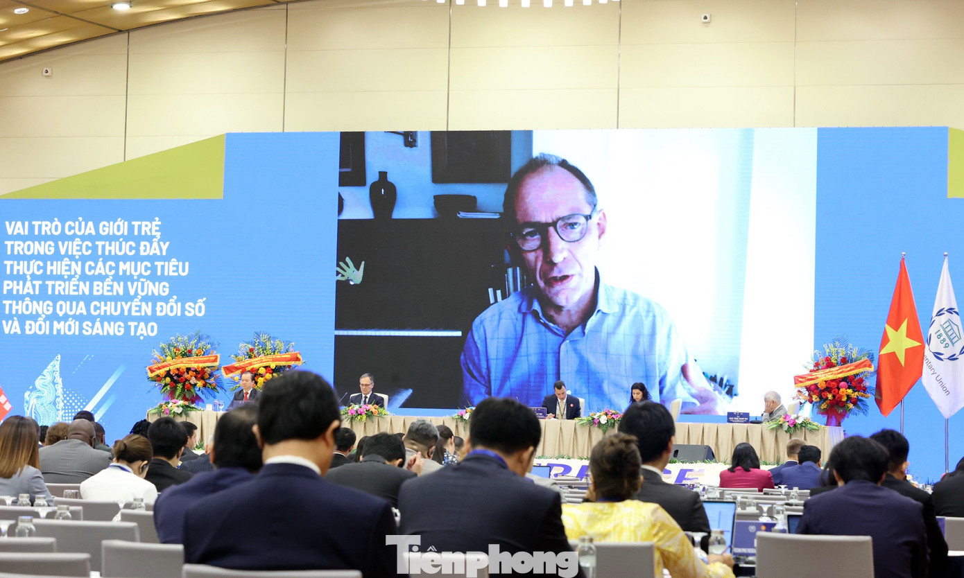 Ông Andy Williamson gửi ý kiến tới phiên thảo luận.