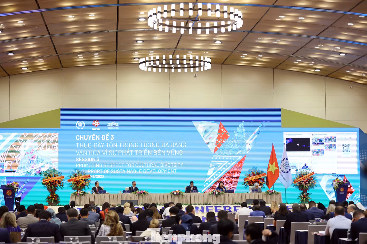 Quang cảnh phiên thảo luận chuyên đề "Thúc đẩy tôn trọng đa dạng văn hóa vì sự phát triển bền vững".