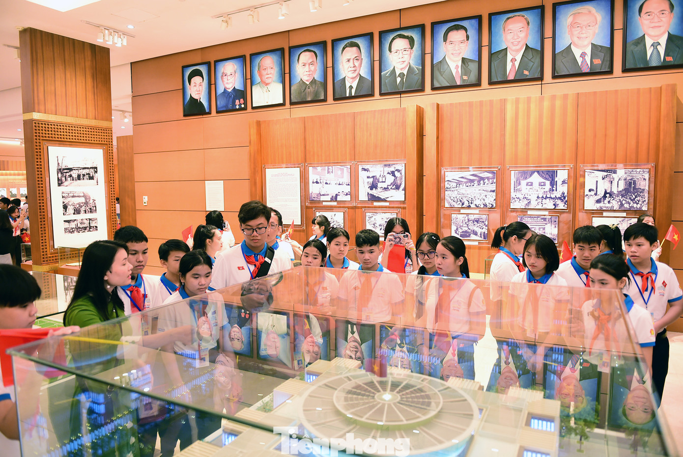 Đoàn đại biểu thăm Tòa nhà Quốc hội và tham quan phòng truyền thống, bảo tàng Quốc hội Việt Nam.