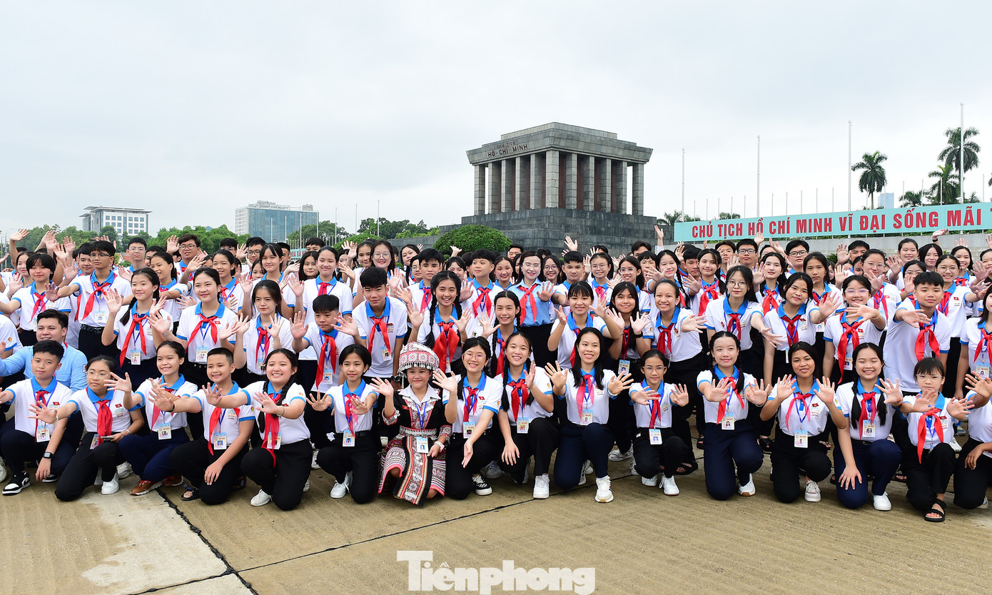 Các đại biểu đã cùng lưu giữ những hình ảnh lưu niệm bên Lăng Chủ tịch Hồ Chí Minh; cũng như trong Tòa nhà Quốc hội. Ảnh: Xuân Tùng