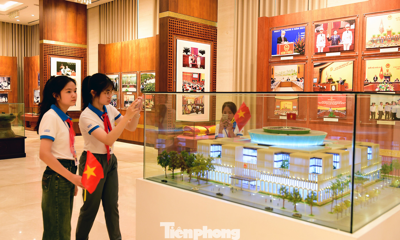 Đoàn đại biểu thăm Tòa nhà Quốc hội và tham quan phòng truyền thống, bảo tàng Quốc hội Việt Nam.