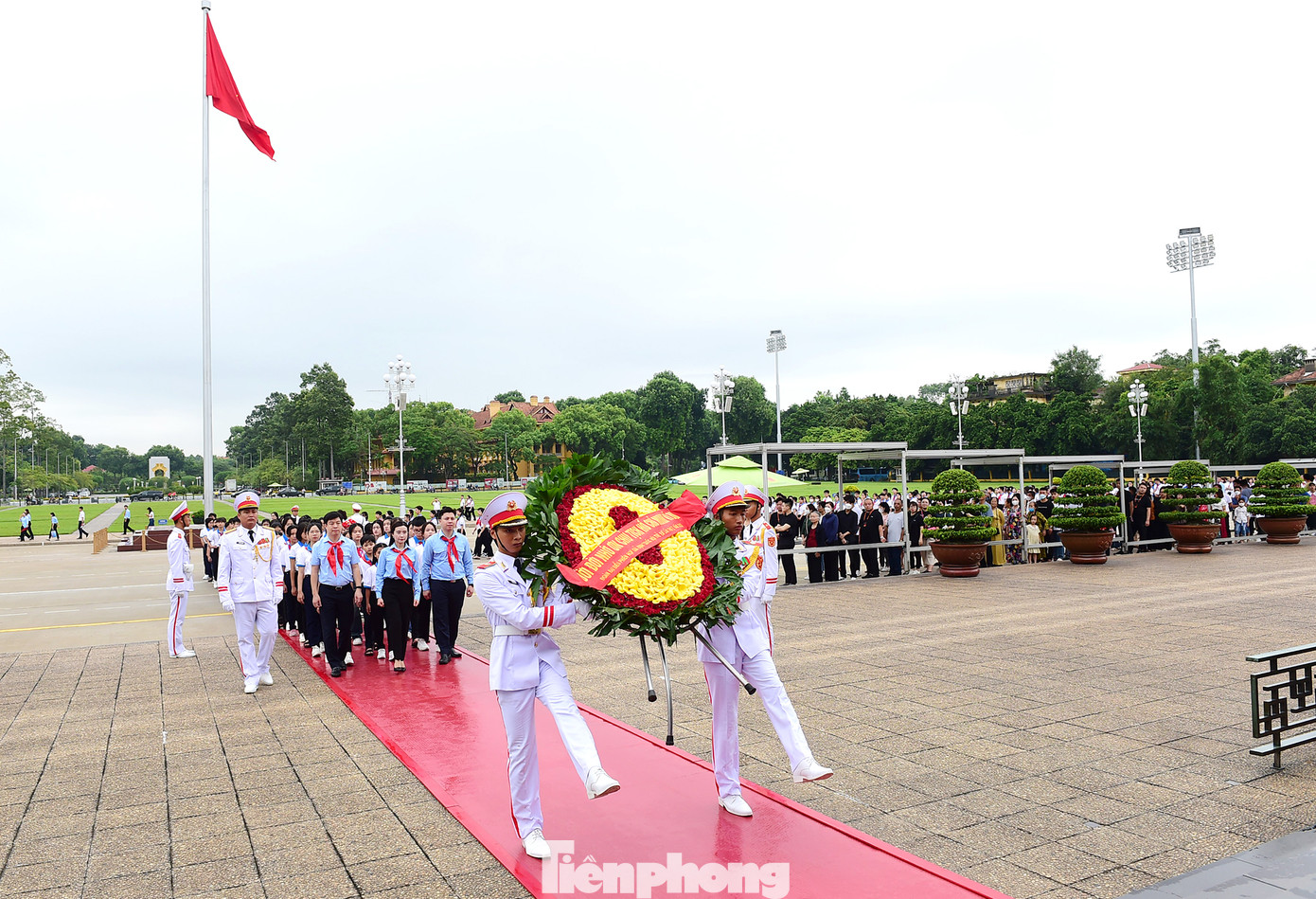 Các đồng chí lãnh đạo T.Ư Đoàn, Thường trực Hội đồng Đội Trung ương và các đại biểu Phiên họp giả định "Quốc hội trẻ em" lần thứ I năm 2023 đã đặt vòng hoa mang dòng chữ "Đời đời nhớ ơn Chủ tịch Hồ Chí Minh" và vào Lăng viếng Chủ tịch Hồ Chí Minh. Ảnh: Xuân Tùng