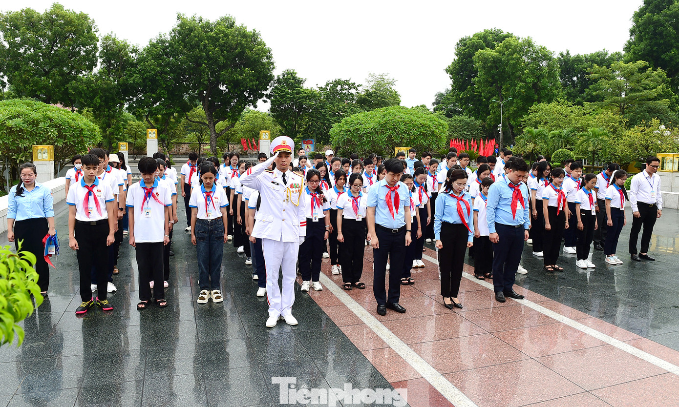 Trong khuôn khổ chương trình, trước đó, đoàn đại biểu đã đặt vòng hoa, dâng hương tại Tượng đài Bắc Sơn tưởng nhớ công lao của các anh hùng liệt sĩ.