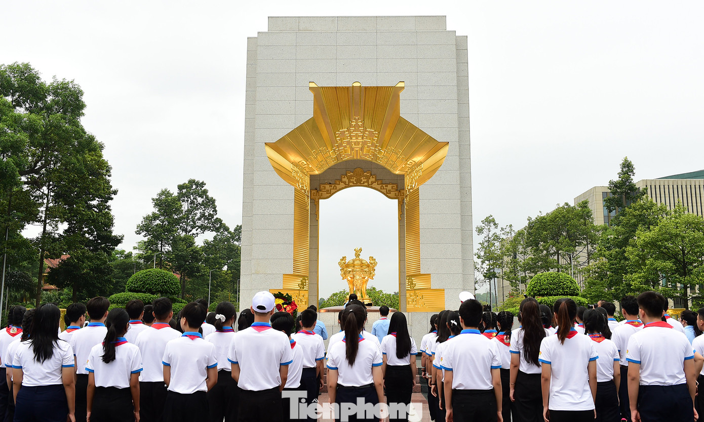 Trong khuôn khổ chương trình, trước đó, đoàn đại biểu đã đặt vòng hoa, dâng hương tại Tượng đài Bắc Sơn tưởng nhớ công lao của các anh hùng liệt sĩ.