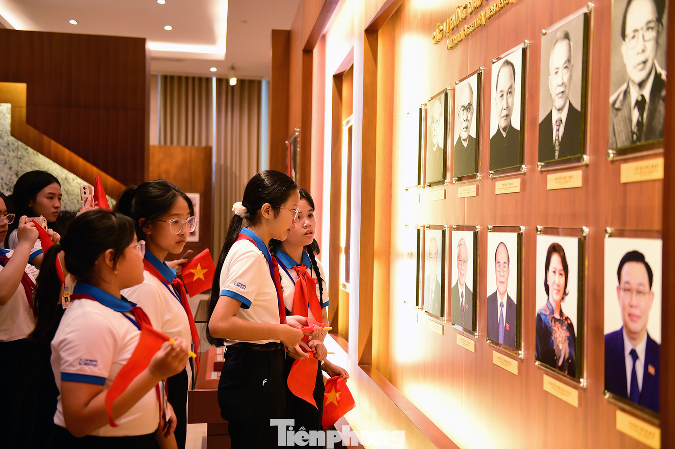 Đoàn đại biểu thăm Tòa nhà Quốc hội và tham quan phòng truyền thống, bảo tàng Quốc hội Việt Nam.