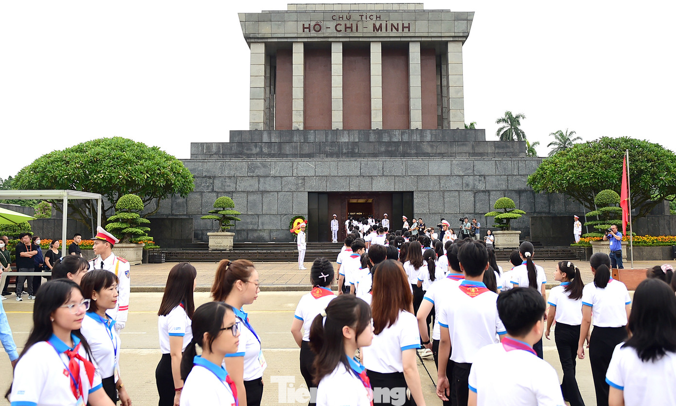 Các đại biểu kính cẩn tỏ lòng biết ơn vô hạn và lòng thành kính tưởng nhớ công lao to lớn của Chủ tịch Hồ Chí Minh đối với sự nghiệp đấu tranh giải phóng dân tộc, thống nhất đất nước, xây dựng Tổ quốc Việt Nam xã hội chủ nghĩa hòa bình, độc lập, thống nhất.