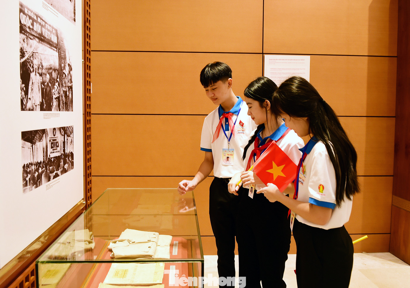 Đoàn đại biểu thăm Tòa nhà Quốc hội và tham quan phòng truyền thống, bảo tàng Quốc hội Việt Nam.