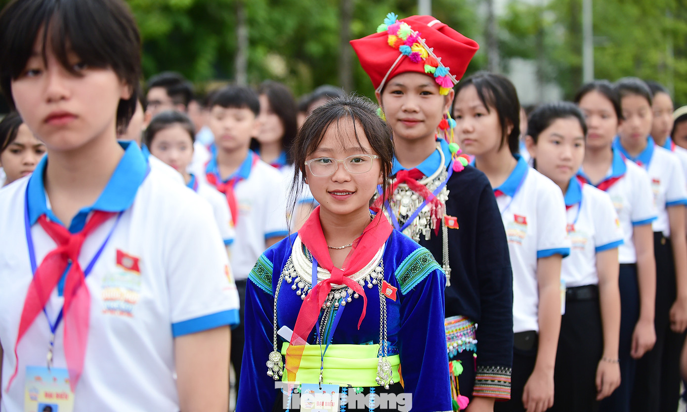 Đặc biệt có 263 đại biểu thiếu nhi tiêu biểu và 64 đại biểu phụ trách Đội trên toàn quốc. Trong số 263 đại biểu thiếu nhi, có 203 em có thành tích học tập và rèn luyện tiêu biểu, 28 thiếu nhi có hoàn cảnh đặc biệt; 3 thiếu nhi khuyết tật; 21 thiếu nhi đang sinh sống tại khu vực đặc biệt khó khăn, biên giới, biển đảo; 5 thiếu nhi là con thanh niên công nhân, lao động trẻ tại các khu công nghiệp, khu chế xuất; 61 thiếu nhi dân tộc thiểu số; 8 thiếu nhi tôn giáo. Ảnh: Xuân Tùng