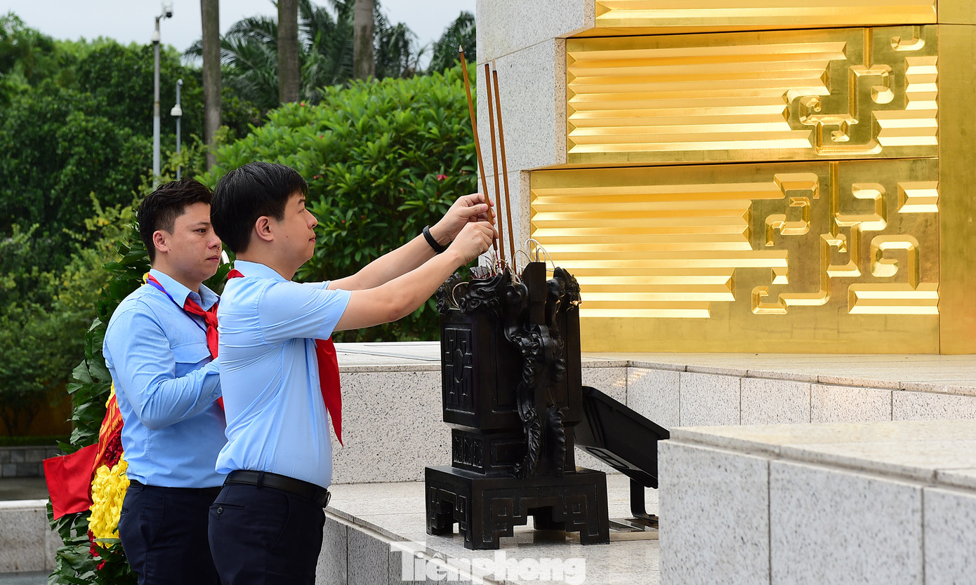 Trong khuôn khổ chương trình, trước đó, đoàn đại biểu đã đặt vòng hoa, dâng hương tại Tượng đài Bắc Sơn tưởng nhớ công lao của các anh hùng liệt sĩ.