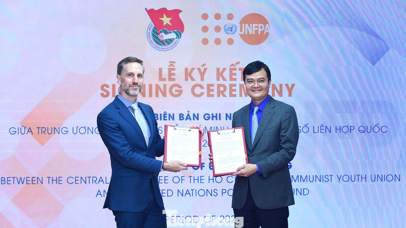 Bí thư thứ nhất T.Ư Đoàn Bùi Quang Huy và Trưởng đại diện UNFPA tại Việt Nam Matthew David Jackson trao Biên bản ghi nhớ hợp tác. Ảnh: Xuân Tùng Bí thư thứ nhất T.Ư Đoàn Bùi Quang Huy và Trưởng đại diện UNFPA tại Việt Nam Matthew David Jackson trao Biên bản ghi nhớ hợp tác. Ảnh: Xuân Tùng