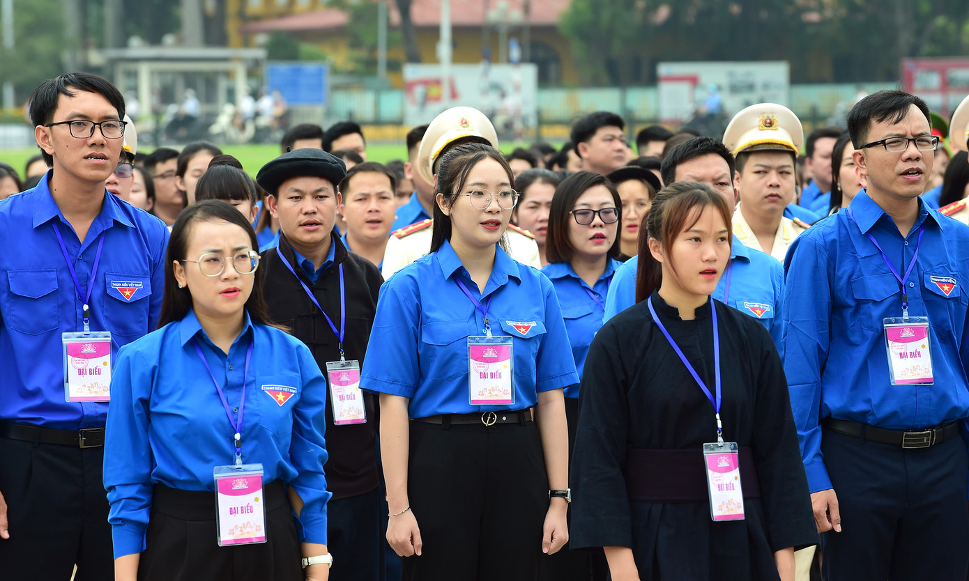 Đại biểu thanh niên tiến làm theo lời Bác tham dự nghi lễ chào cờ. Đại biểu thanh niên tiến làm theo lời Bác tham dự nghi lễ chào cờ.