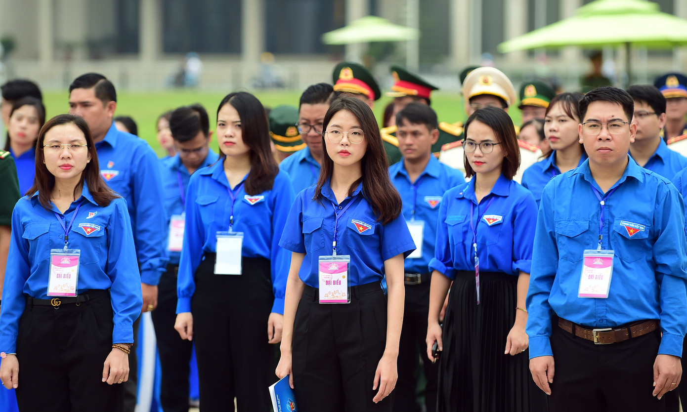 Đại biểu thanh niên tiến làm theo lời Bác tham dự nghi lễ chào cờ. Đại biểu thanh niên tiến làm theo lời Bác tham dự nghi lễ chào cờ.