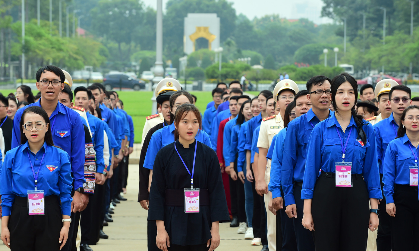 Đại biểu thanh niên tiến làm theo lời Bác tham dự nghi lễ chào cờ. Đại biểu thanh niên tiến làm theo lời Bác tham dự nghi lễ chào cờ.
