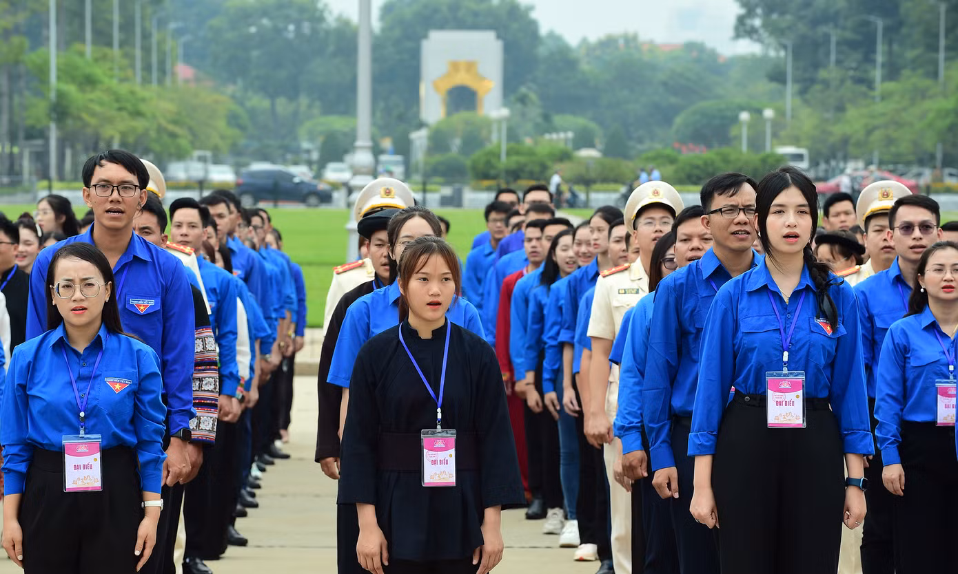 Đại biểu thanh niên tiến làm theo lời Bác tham dự nghi lễ chào cờ. Đại biểu thanh niên tiến làm theo lời Bác tham dự nghi lễ chào cờ.
