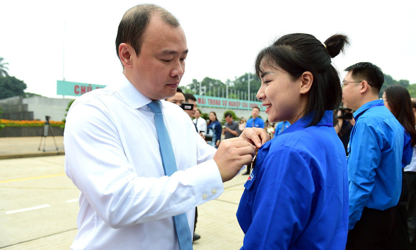 Ông Lê Hải Bình - Ủy viên dự khuyết T.Ư Đảng, Phó Trưởng ban Tuyên giáo T.Ư trao Huy hiệu Thanh niên tiên tiến làm theo lời Bác cho gương tiêu biểu. Ông Lê Hải Bình - Ủy viên dự khuyết T.Ư Đảng, Phó Trưởng ban Tuyên giáo T.Ư trao Huy hiệu Thanh niên tiên tiến làm theo lời Bác cho gương tiêu biểu.