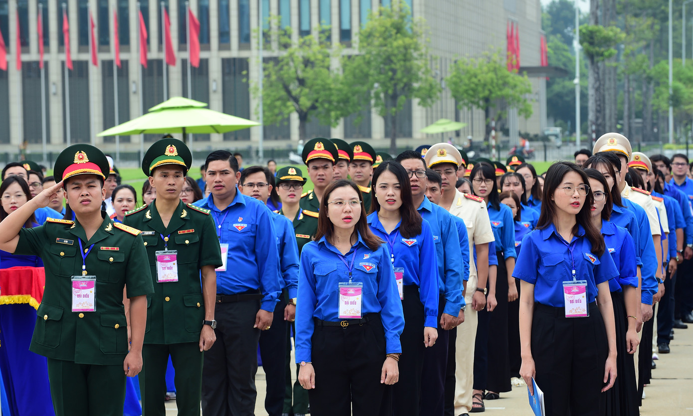 Đại biểu thanh niên tiến làm theo lời Bác tham dự nghi lễ chào cờ. Đại biểu thanh niên tiến làm theo lời Bác tham dự nghi lễ chào cờ.