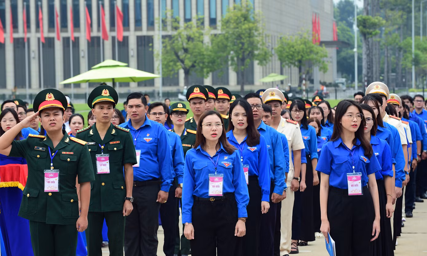Đại biểu thanh niên tiến làm theo lời Bác tham dự nghi lễ chào cờ. Đại biểu thanh niên tiến làm theo lời Bác tham dự nghi lễ chào cờ.