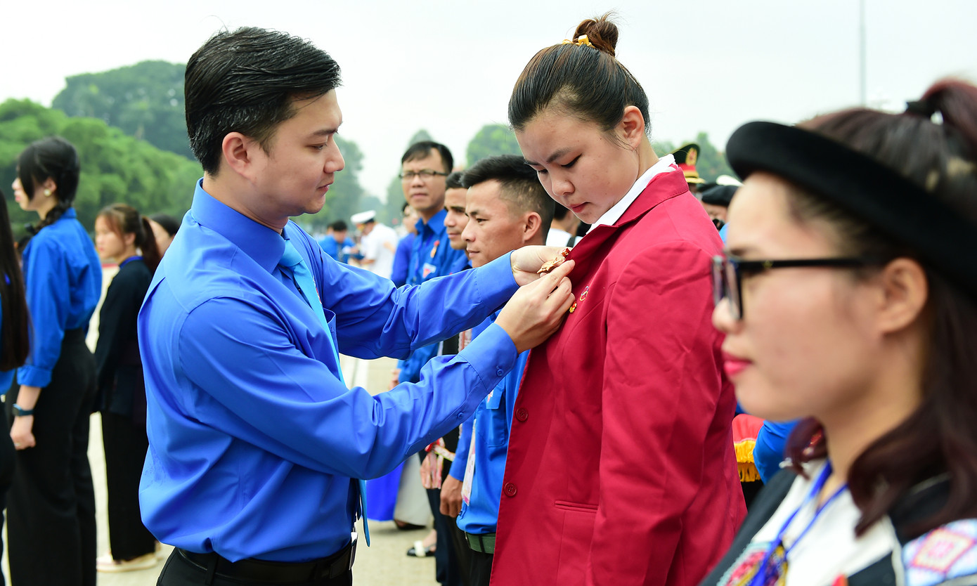 Anh Nguyễn Minh Triết - Bí thư T.Ư Đoàn, Chủ tịch T.Ư Hội Sinh viên Việt Nam trao Huy hiệu Thanh niên tiên tiến làm theo lời Bác cho gương tiêu biểu. Anh Nguyễn Minh Triết - Bí thư T.Ư Đoàn, Chủ tịch T.Ư Hội Sinh viên Việt Nam trao Huy hiệu Thanh niên tiên tiến làm theo lời Bác cho gương tiêu biểu.