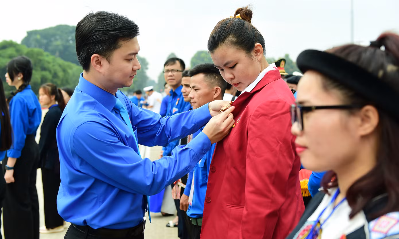 Anh Nguyễn Minh Triết - Bí thư T.Ư Đoàn, Chủ tịch T.Ư Hội Sinh viên Việt Nam trao Huy hiệu Thanh niên tiên tiến làm theo lời Bác cho gương tiêu biểu. Anh Nguyễn Minh Triết - Bí thư T.Ư Đoàn, Chủ tịch T.Ư Hội Sinh viên Việt Nam trao Huy hiệu Thanh niên tiên tiến làm theo lời Bác cho gương tiêu biểu.