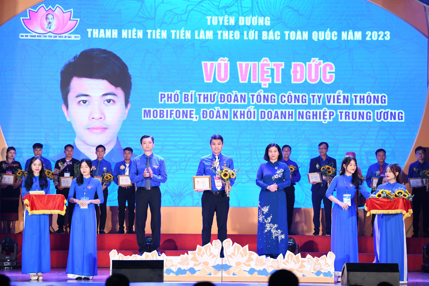 Phó Bí thư Thường trực Thành ủy Hà Nội Nguyễn Thị Tuyến và Bí thư T.Ư Đoàn Nguyễn Minh Triết trao khen thưởng các gương thanh niên tiên tiến làm theo lời Bác toàn quốc năm 2023.