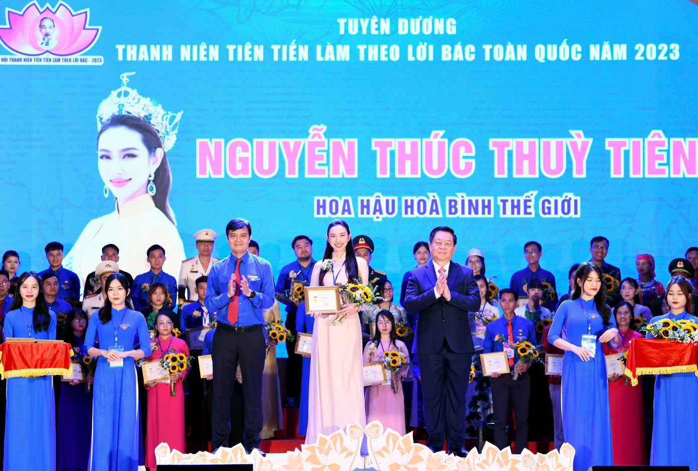 Tại chương trình, Ban Tổ chức tuyên dương 75 đại biểu xuất sắc đại diện cho các Tỉnh, Thành Đoàn, Đoàn trực thuộc. Đây là những bạn trẻ tiêu biểu trong các lĩnh vực lao động, học tập, rèn luyện, thể hiện nghị lực, bản lĩnh, tài năng và nhân cách của một thanh niên đã biết sống xứng đáng với truyền thống của dân tộc, xứng với sự kỳ vọng của Bác Hồ kính yêu. Trong ảnh, Bí thư T.Ư Đảng, Trưởng Ban Tuyên giáo T.Ư Nguyễn Trọng Nghĩa và Bí thư thứ nhất T.Ư Đoàn Bùi Quang Huy trao khen thưởng các gương thanh niên tiên tiến làm theo lời Bác toàn quốc năm 2023.