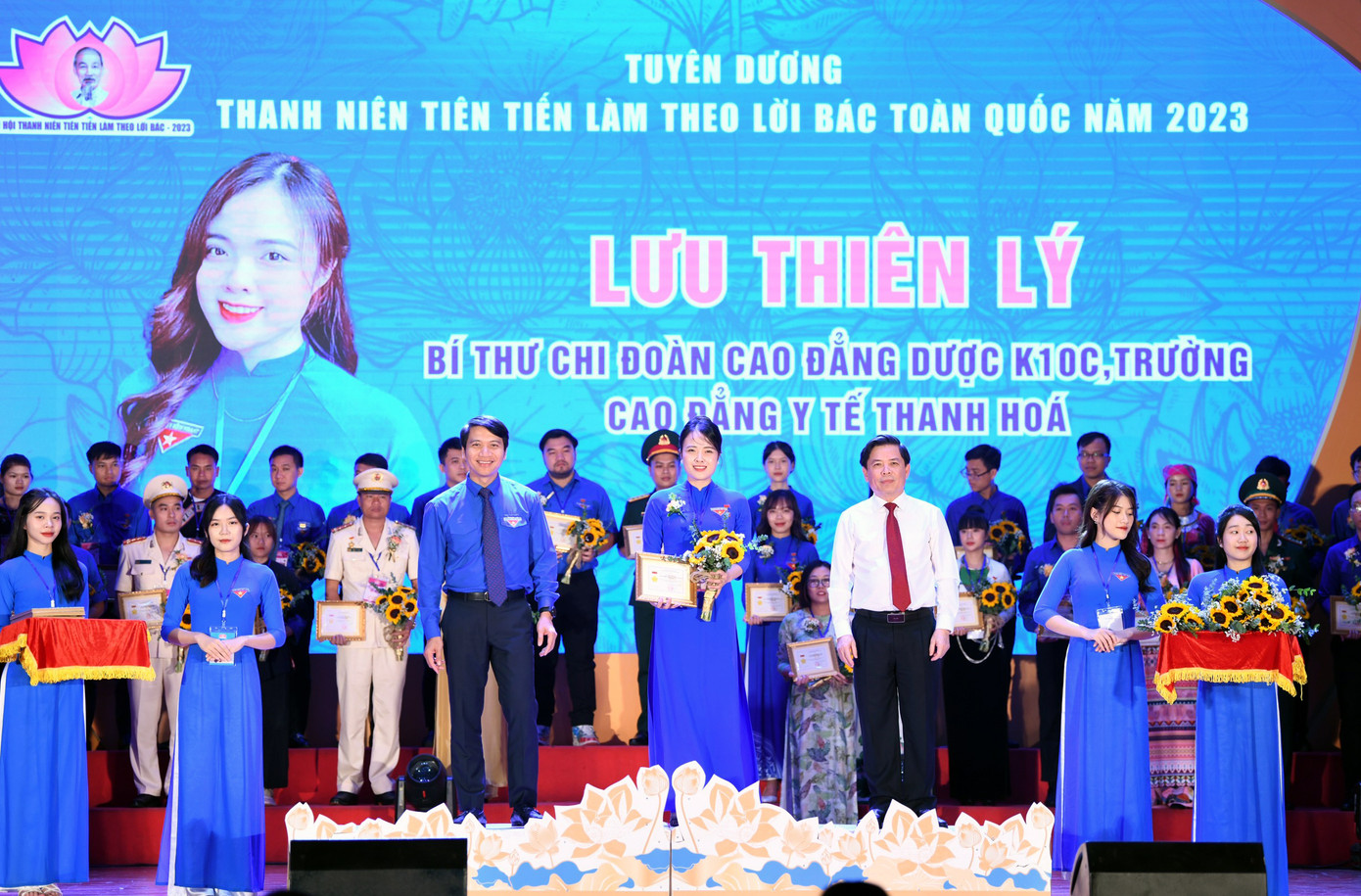 Bí thư Đảng ủy Khối các cơ quan T.Ư Nguyễn Văn Thể và Bí thư thường trực T.Ư Đoàn Nguyễn Ngọc Lương trao khen thưởng các gương thanh niên tiên tiến làm theo lời Bác toàn quốc năm 2023.
