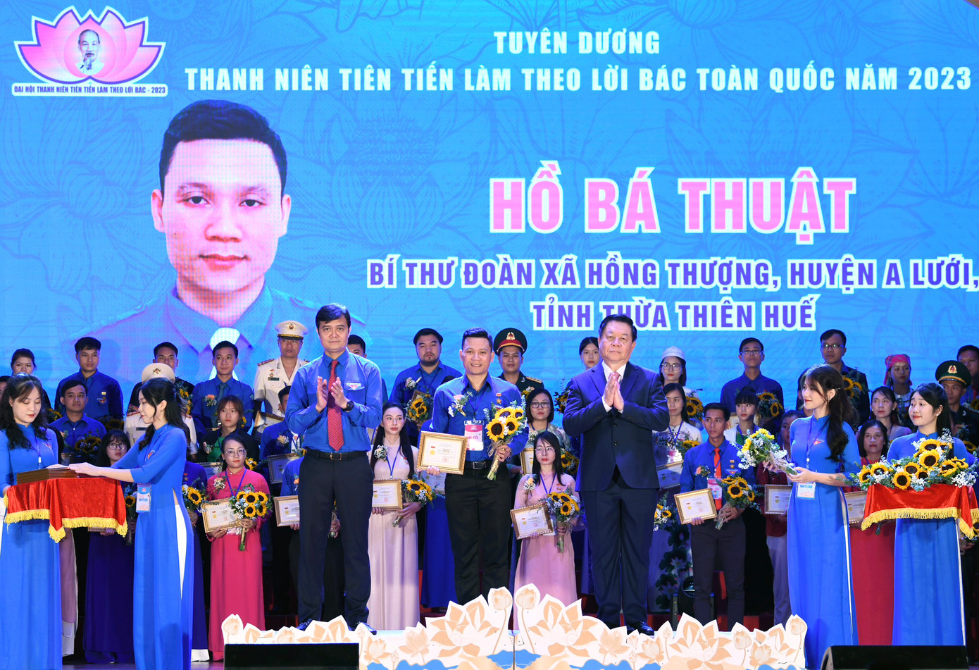 Tại chương trình, Ban Tổ chức tuyên dương 75 đại biểu xuất sắc đại diện cho các Tỉnh, Thành Đoàn, Đoàn trực thuộc. Đây là những bạn trẻ tiêu biểu trong các lĩnh vực lao động, học tập, rèn luyện, thể hiện nghị lực, bản lĩnh, tài năng và nhân cách của một thanh niên đã biết sống xứng đáng với truyền thống của dân tộc, xứng với sự kỳ vọng của Bác Hồ kính yêu. Trong ảnh, Bí thư T.Ư Đảng, Trưởng Ban Tuyên giáo T.Ư Nguyễn Trọng Nghĩa và Bí thư thứ nhất T.Ư Đoàn Bùi Quang Huy trao khen thưởng các gương thanh niên tiên tiến làm theo lời Bác toàn quốc năm 2023.
