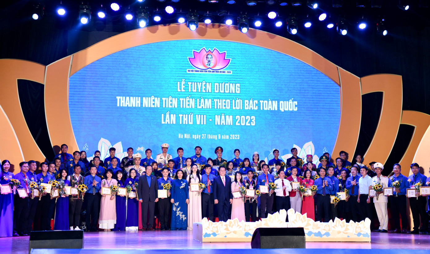 Các đại biểu và gương thanh niên tại lễ tuyên dương.