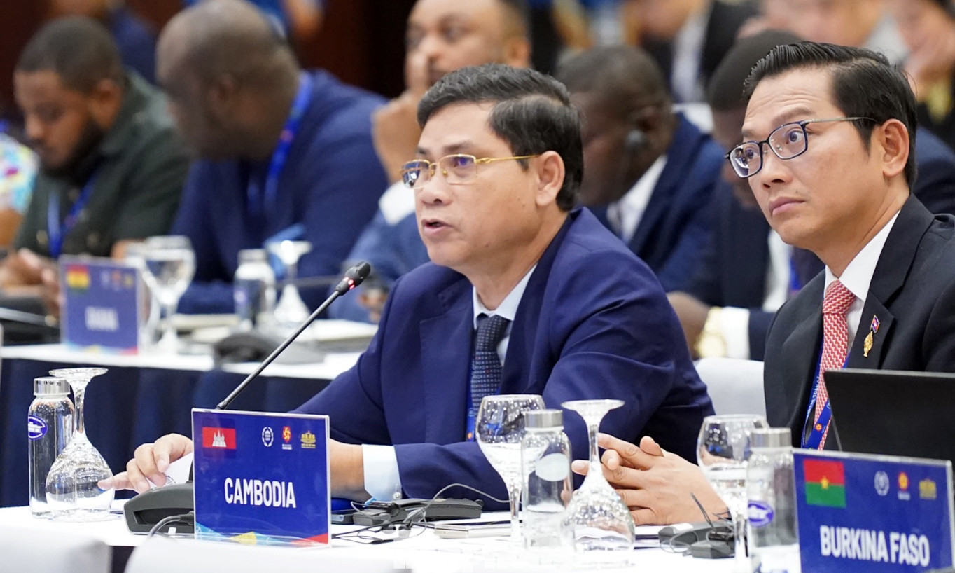 Đại biểu tham góp ý kiến tại phiên thảo luận.