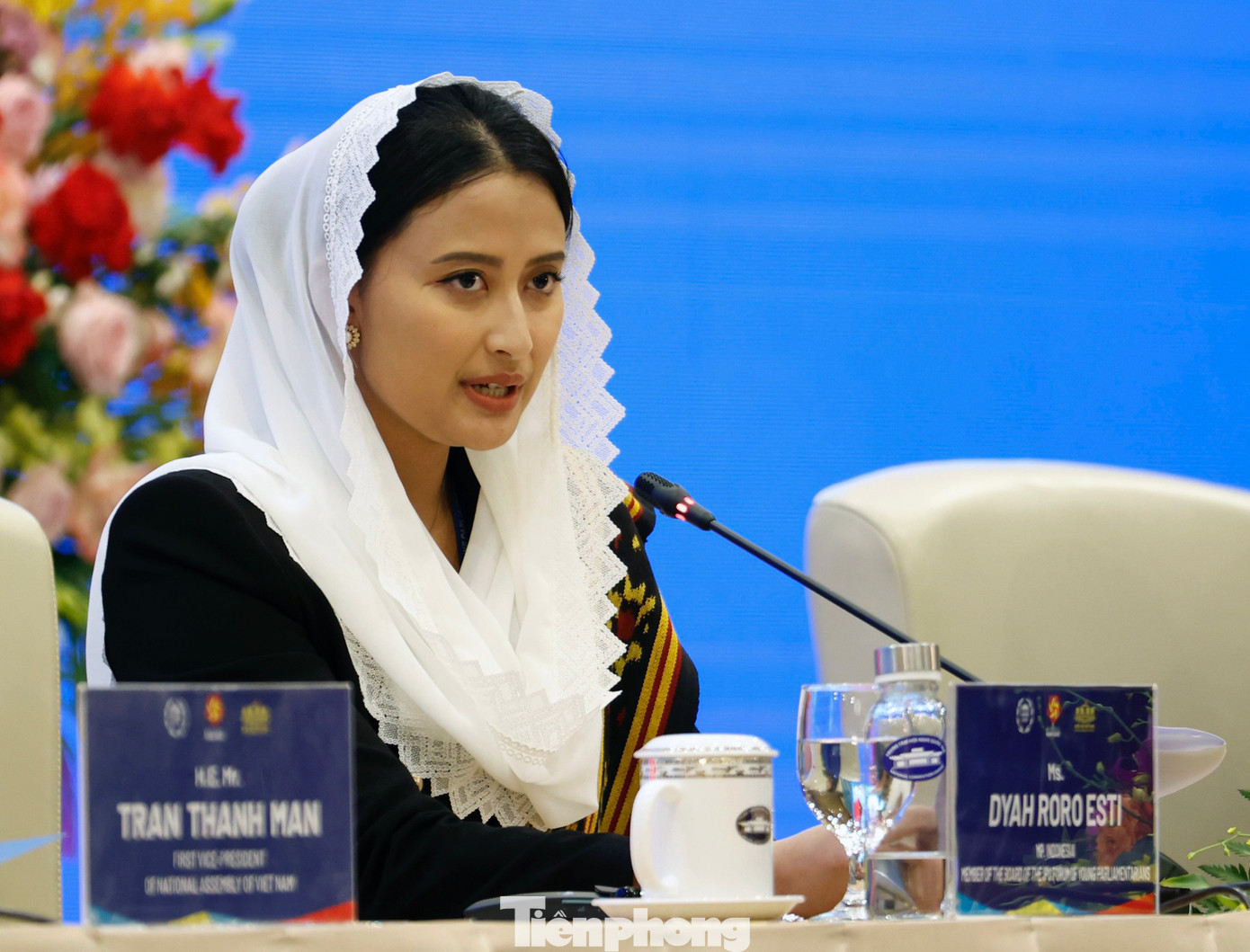 Bà Dyah Roro Esti cho biết, vừa qua trên thế giới đã xảy ra nhiều thảm họa như động đất, thiên tai, hỏa hoạn, gây nhiều tổn thất nặng nề về người và tài sản, đặc biệt là tại Marocco, Lybia và Việt Nam. Để tỏ lòng thương tiếc các nạn nhân, các đại biểu sẽ dành một phút mặc niệm.