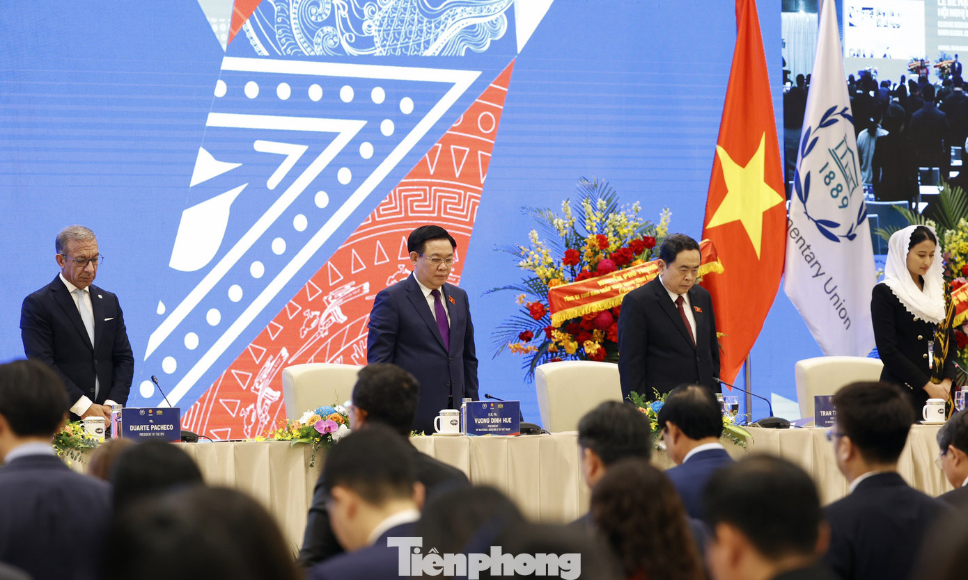 Các đại biểu tại Phiên bế mạc Hội nghị dành phút mặc niệm bày tỏ lòng thương tiếc với các nạn nhân trong thảm họa động đất, thiên tai, hỏa hoạn.