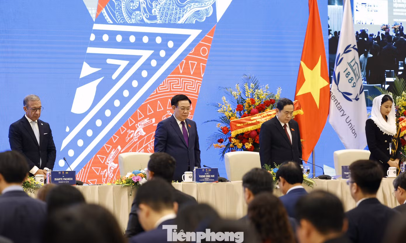 Các đại biểu tại Phiên bế mạc Hội nghị dành phút mặc niệm bày tỏ lòng thương tiếc với các nạn nhân trong thảm họa động đất, thiên tai, hỏa hoạn.