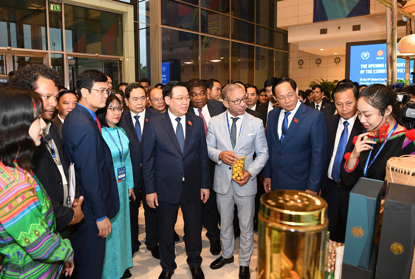 Chủ tịch Quốc hội Vương Đình Huệ và lãnh đạo, đại biểu trong nước và quốc tế tham quan các sản phẩm tại triển lãm. Ảnh: Như Ý Chủ tịch Quốc hội Vương Đình Huệ và lãnh đạo, đại biểu trong nước và quốc tế tham quan các sản phẩm tại triển lãm. Ảnh: Như Ý