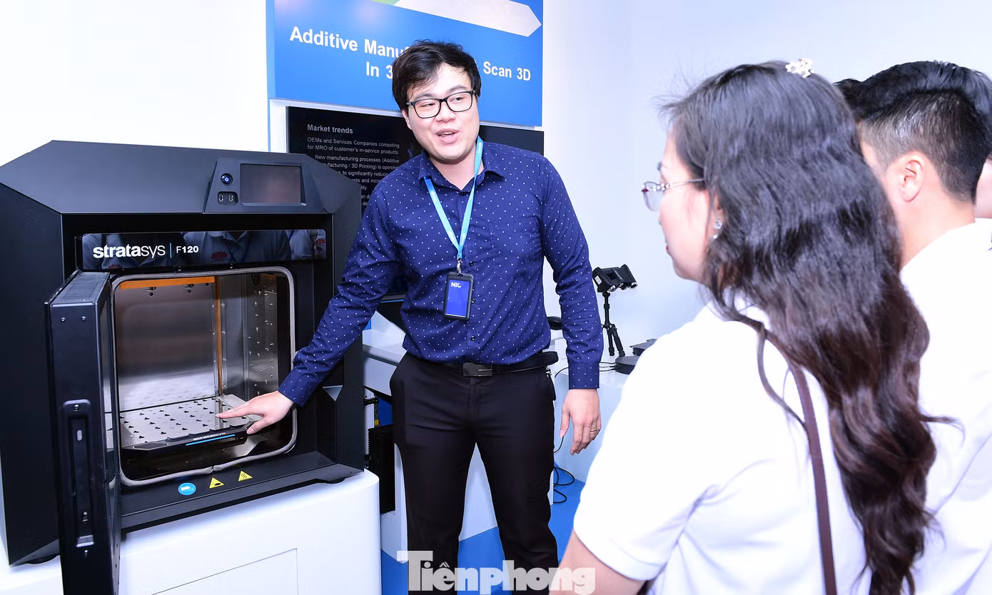 Đại biểu được nghe giới thiệu về công nghệ in 3D tại Trung tâm Đổi mới sáng tạo Quốc gia. Ảnh: Xuân Tùng