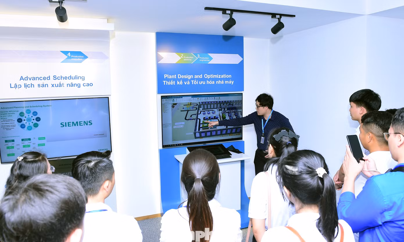 Đại biểu Thanh niên tiên tiến làm theo lời Bác tham quan, trải nghiệm tại Trung tâm Đổi mới sáng tạo Quốc gia (NIC). Ảnh: Xuân Tùng