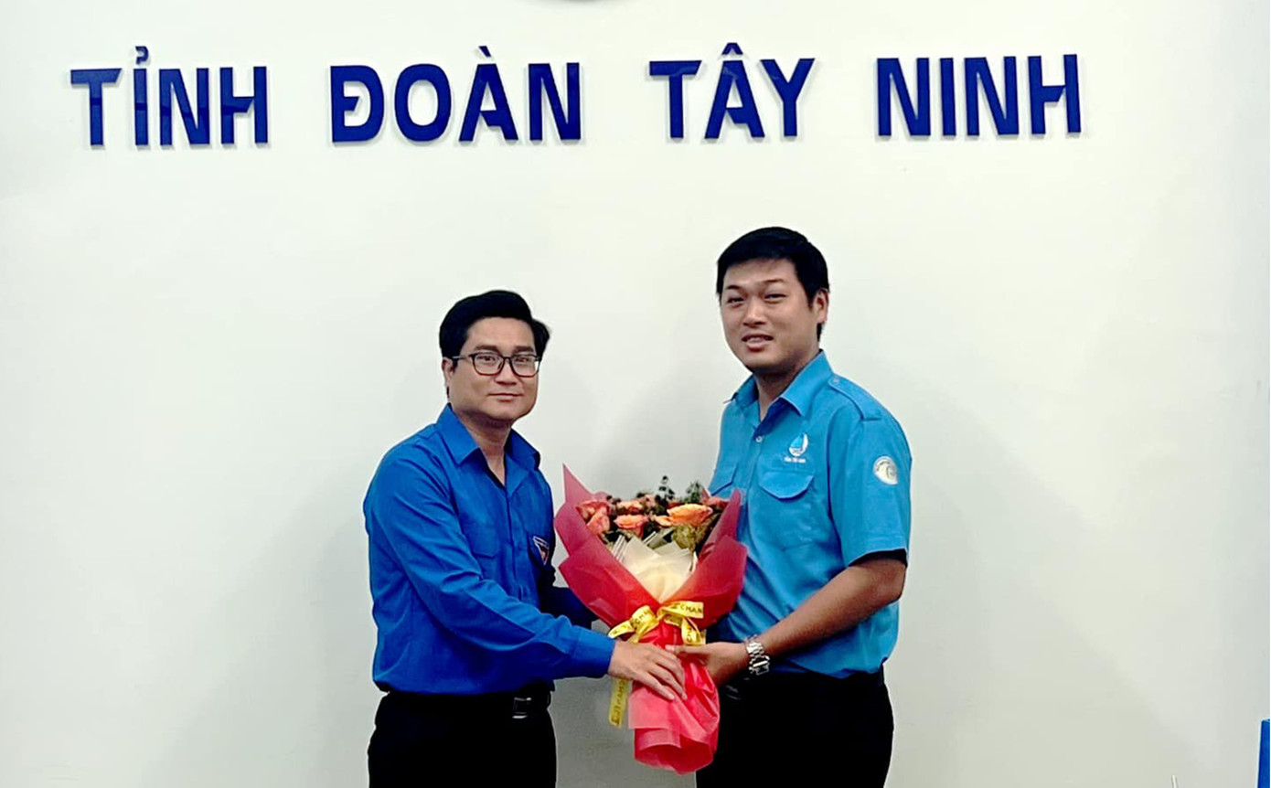Anh Nguyễn Thanh Tùng - Bí thư Tỉnh Đoàn Tây Ninh tặng hoa chúc mừng anh Trần Đăng Tiến (phải) tân Chủ tịch Hội LHTN Việt Nam tỉnh Tây Ninh nhiệm kỳ 2019 - 2024. Ảnh: TĐTN